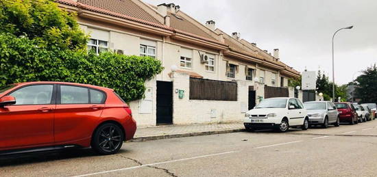 Alquiler de  Chalet adosado en calle Cueva de Montesinos, 24