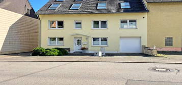 Fell-Fastrau: Gepflegtes Einfamilienhaus mit schönem Garten und  großer Garage