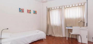 335982 - Quarto com cama de solteiro em...