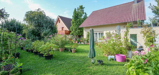 Familienparadies in ruhiger Lage Großzügiges Ein- bis Zweifamilienhaus mit idyllischem Garten