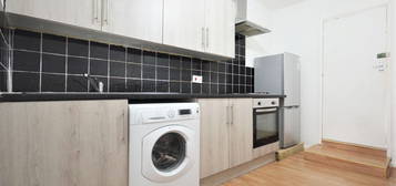 Studio to rent in Tiverton Road, Hounslow TW3