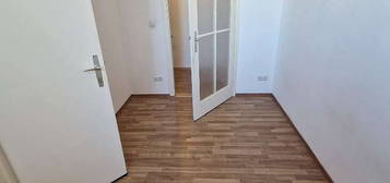 Schöne 3 Zimmerwohnung mit Parkplatz und Balkon