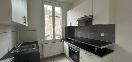 Appartement  à louer, 4 pièces, 2 chambres, 64 m²