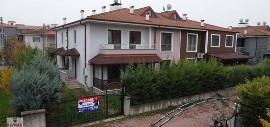 REMAX MAV'DEN KPRBAI MAH. NADR EVLERDE SATILIK 170 m VLLA