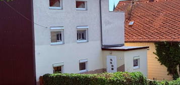 Vielseitiges 3-Parteienhaus - Komplett renoviert, mit Dachterrasse & kleinem Garten