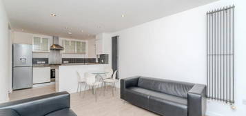 Flat to rent in Fairfield Road, Uxbridge UB8