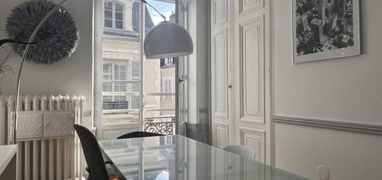 Orleans , Rue Bretonnerie, Appartement bourgeois de 110 m² avec terrasse ,en hotel particulier