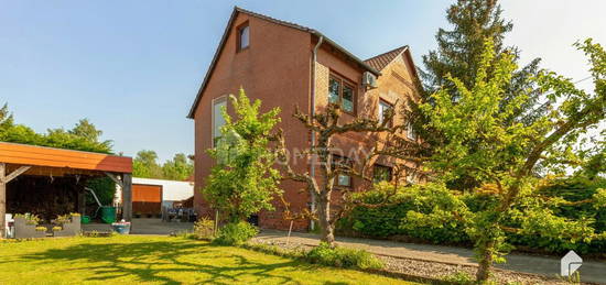 Bezugsfrei ab August! Attraktive DHH mit sonniger Terrasse, Garten und Doppelcarport