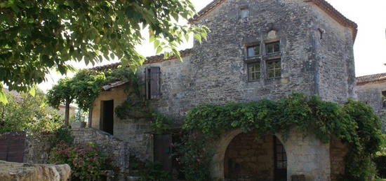 Magnifique maison de caractere datant de 1622 avec garage et jardin