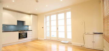 Flat to rent in Strode Road, Fulham, London SW6