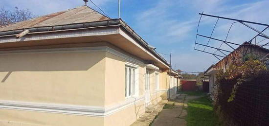 De vanzare casa in Cordun teren 1074 mp , 49000 e