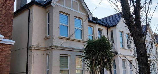 Flat to rent in Carlisle Road, Hove BN3