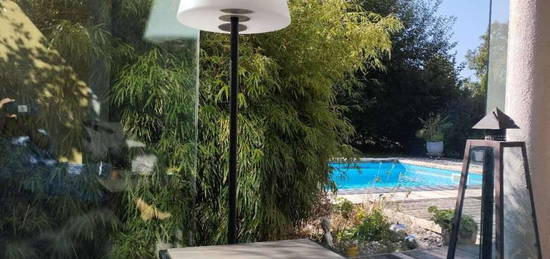 Grüne Oase: Modernes Wohnhaus mit Sommergarten und Pool in ruhiger, aber dennoch zentraler Lage