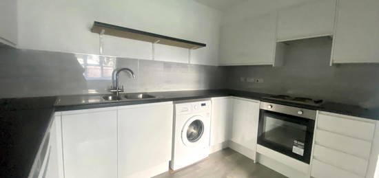 Flat to rent in Clarkes Drive, Uxbridge UB8