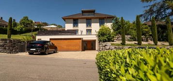 Bezugsfreies Einfamilienhaus mit Panoramaseeblick und mediterraner Gartenanlage