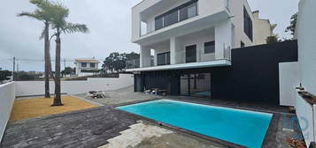 Casa / Villa T4 em Charneca De Caparica E Sobreda de 260,00 m²