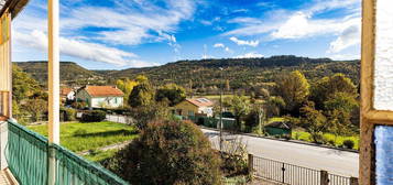 Maison avec jardin, grand garage et loggia ouverte