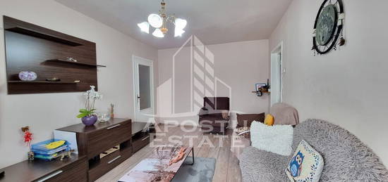 Apartament cu 3 camere, etaj intermediar, zona Circumvala...