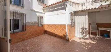 Casa adosada en calle de la Alhambra