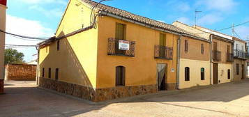 Casa en plaza De la Constitución en Santa Ana de Pusa