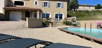 Villa  à louer, 4 pièces, 3 chambres, 142 m²