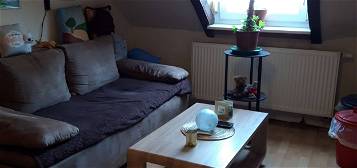 360 € - 20 m² - 1.0 Zi.
Schöne ruhige 1-Zimmer-Wohnung im Dachgeschoss mit Blick ins Grüne.