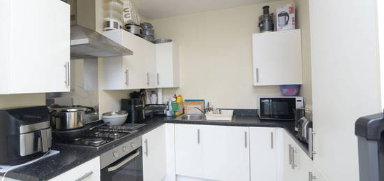 Flat to rent in Clock Parade, Enfield EN2