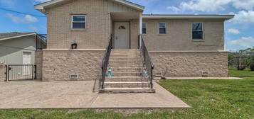 533 6th St, San Leon, TX 77539