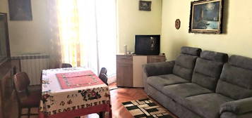 INCHIRIEM- 2 camere -300 Euro