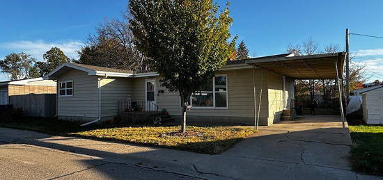 704 Highland Dr, Ogallala, NE 69153