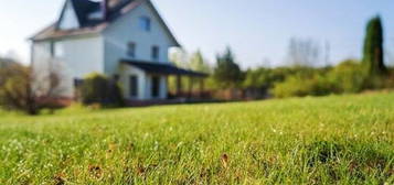 Friestehendes Einfamilienhaus mit Terrasse und Garage