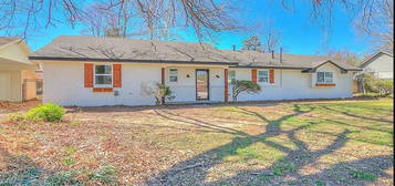 918 McCall Dr, Norman, OK 73072