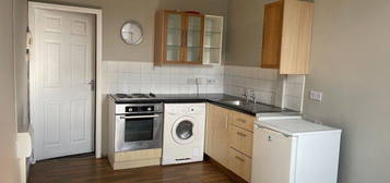 Flat to rent in Grange Avenue, Leeds LS7