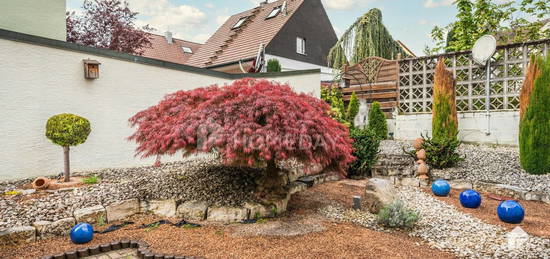 Leben auf der Sonnenseite - charmantes Zweifamilienhaus mit Steingarten und Teich