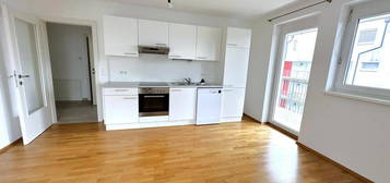 SOFORT VERFÜGBAR- Jakomini - 54 m² - 3 Zimmer - TIEFGARAGE - WG geeignet - großer Balkon