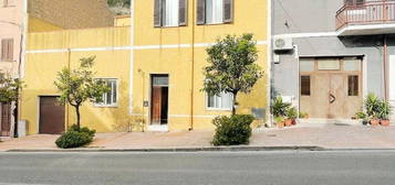 Casa indipendente con cortile e ampia terrazza