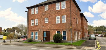 Flat to rent in Victoria Road, Aldershot GU11