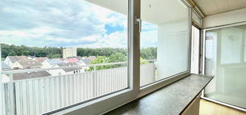 Gut geschnittene 62m² und herrlicher Ausblick mit Balkon, Aufzug, Stellplatz - sehr sauberes Haus