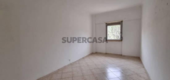 Apartamento T2, com uma área total de 86 m2 situado em Carnaxide