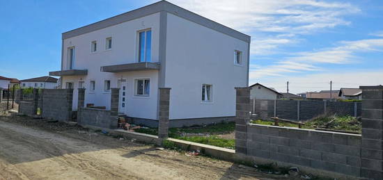 Casa cu panouri solare-4kw - COMISION 0%-4 camere-125.000E