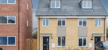 3 bed semi-detached house for sale