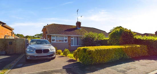 Bungalow to rent in Clouston Road, Farnborough, Hampshire GU14