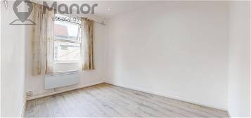 Flat to rent in Anglesea Road, Woolwich SE18