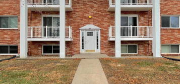 1605 Sunset St #9, Grinnell, IA 50112