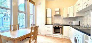 Flat to rent in Cavendish Road, London SW12