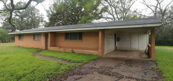 72 W 1st St, Wells, TX 75976