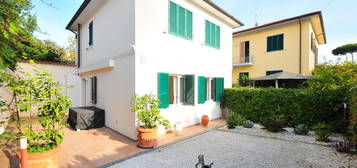 Casa a pianterreno con giardino e posto auto