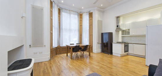 Flat to rent in Cromwell Road, London SW5