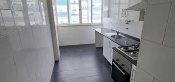 Arrendamento de Apartamento T2  na rua Jaime Martins Barata, 3