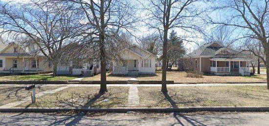 805 E  3rd Ave, Hutchinson, KS 67501